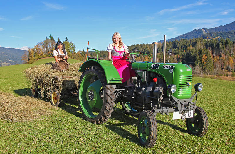 Ein Bett im Heuwagen :-) - Dein Traktor - Fotowettbewerb - Landwirt.com