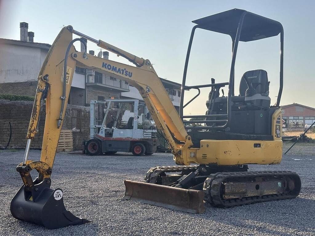 Komatsu PC16R-3HS 2