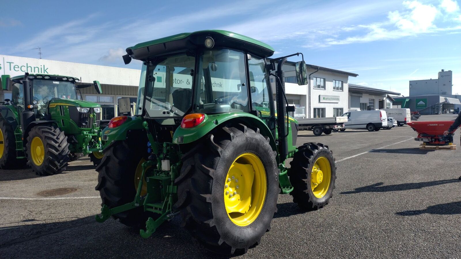 John Deere 5067E 3