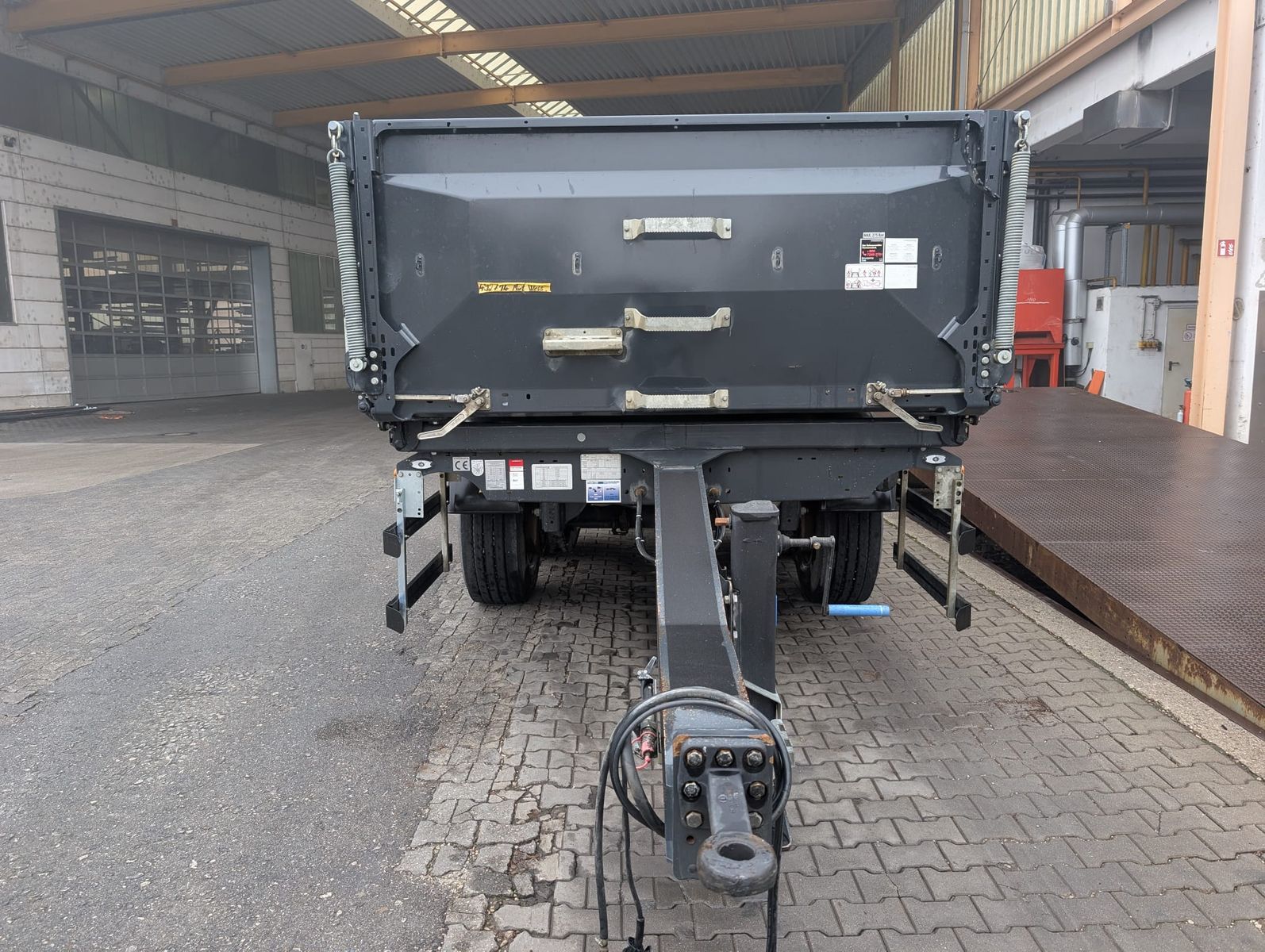 Schwarzmüller 2-Achs-Zentralachs-3-Seiten-Kippanhänger 2