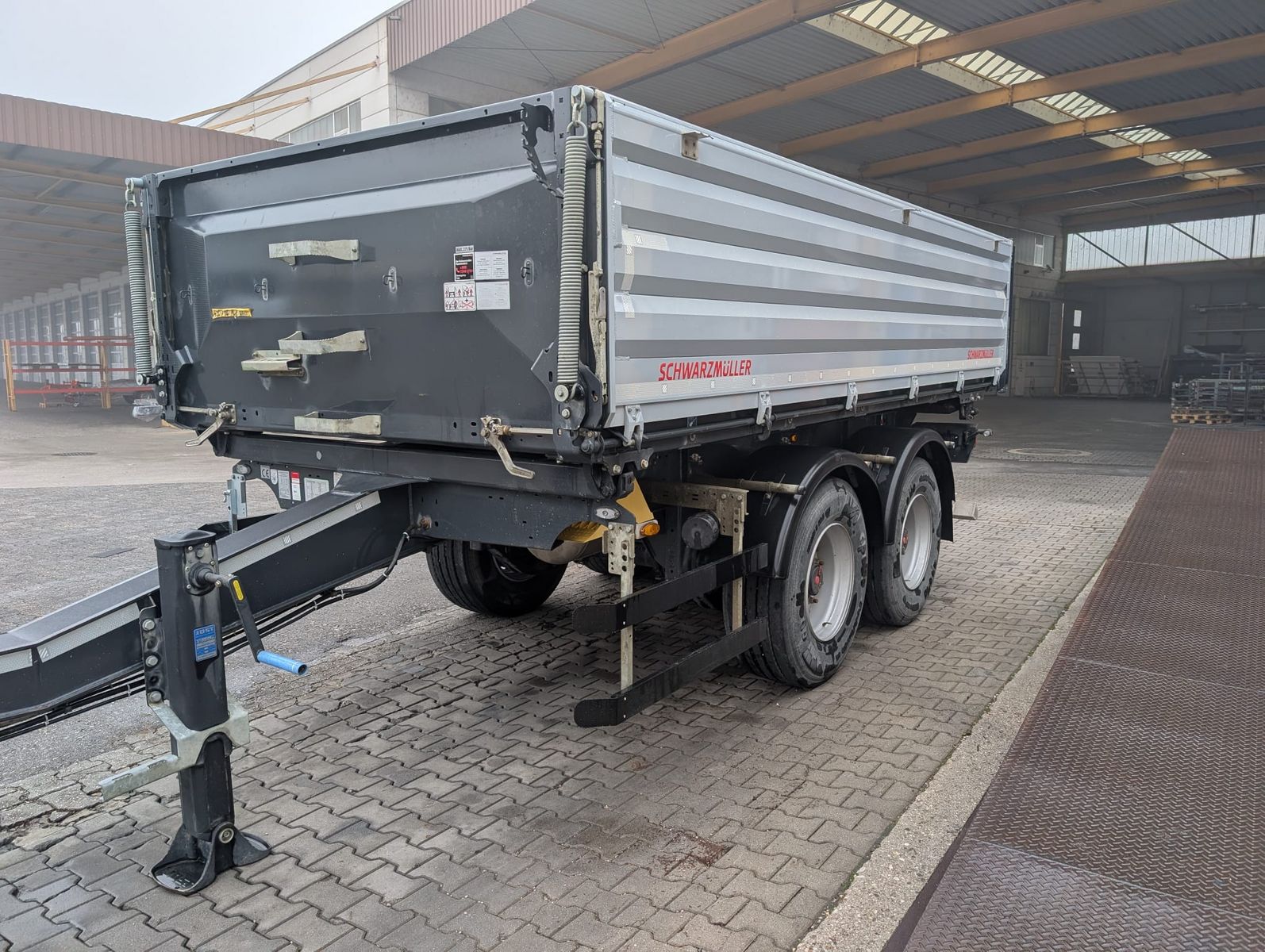 Schwarzmüller 2-Achs-Zentralachs-3-Seiten-Kippanhänger 3