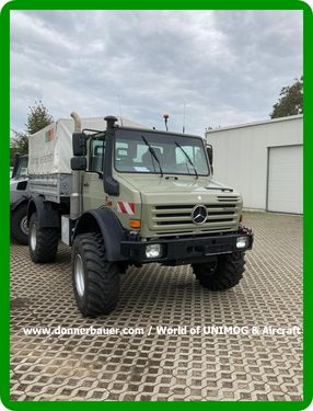 Unimog U5000 mit Kran, Pritsche