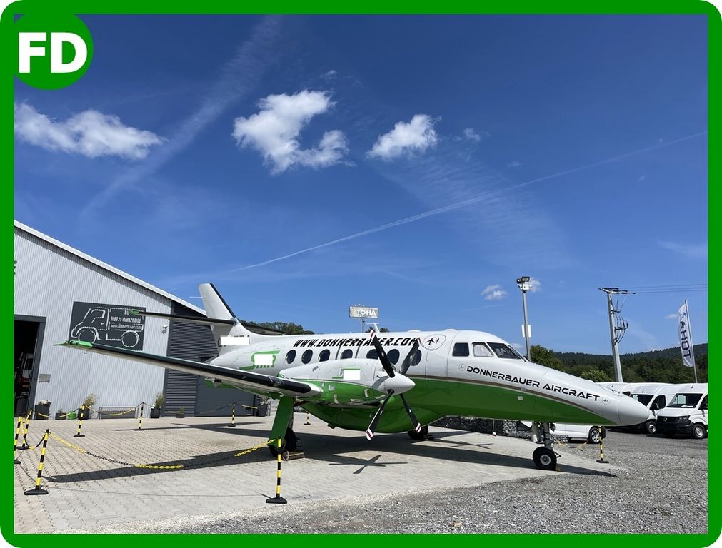 echte Flugzeuge und Hubschrauber für Dekoration  3