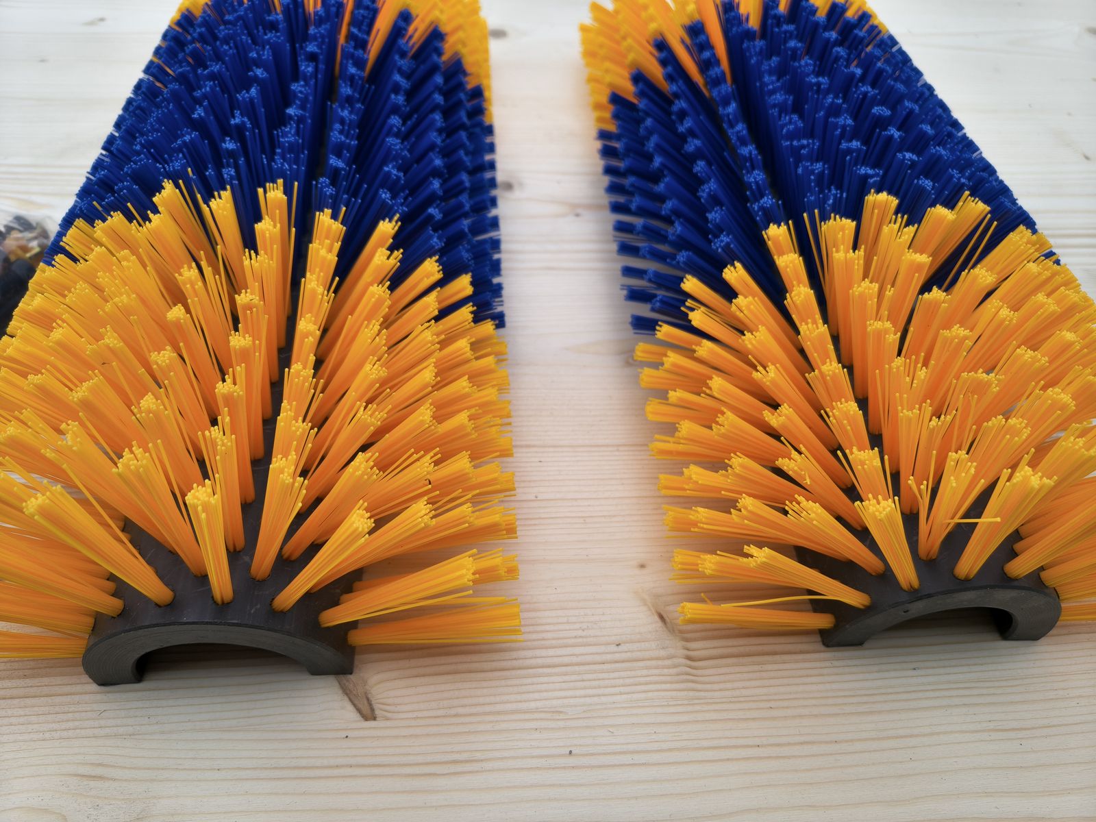 2x Kratzbürsten Gelb/Blau halbrund inkl. Versand 3