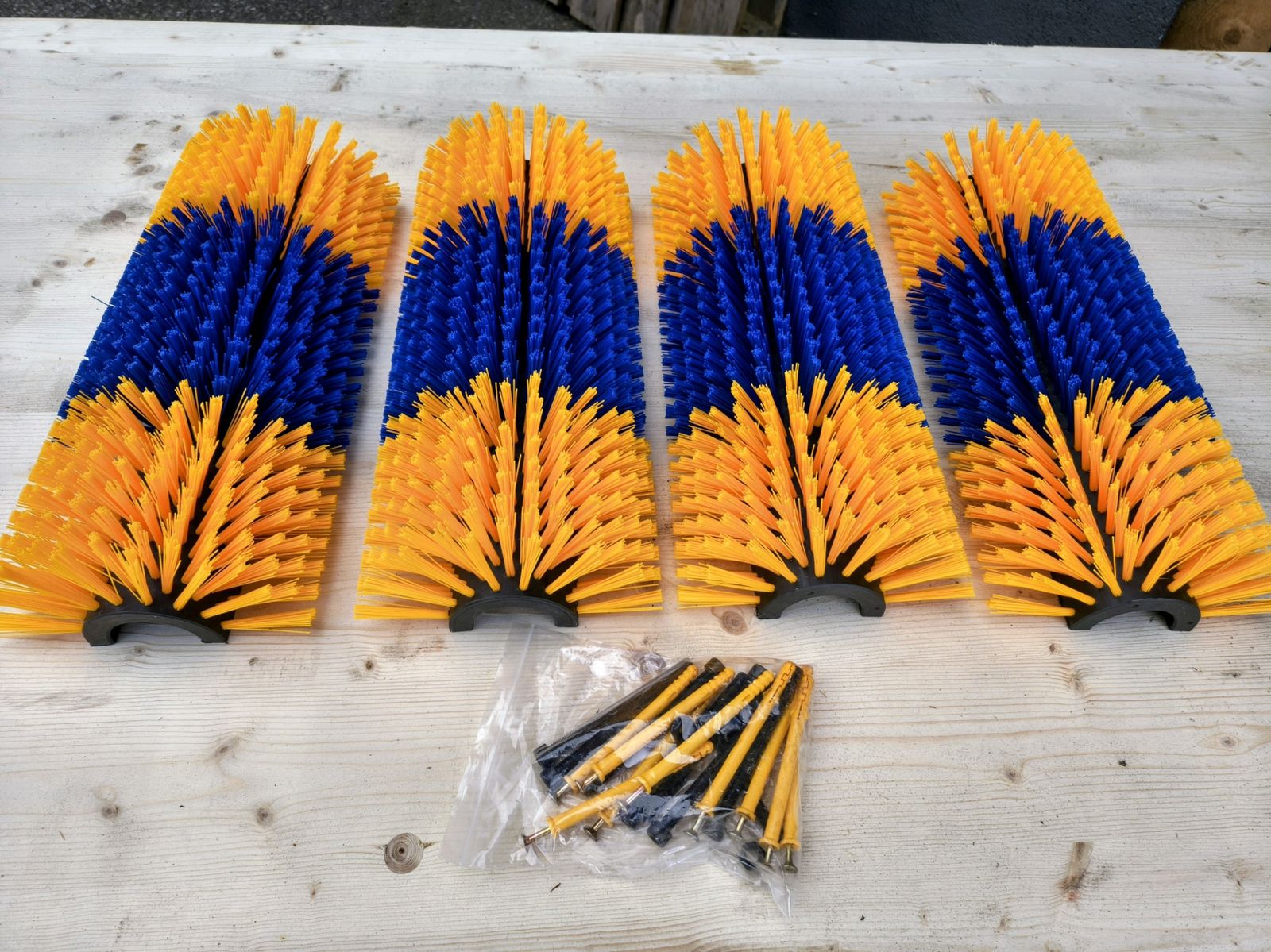 4x Kratzbürsten Gelb/ Blau halbrund inkl. Versan 3