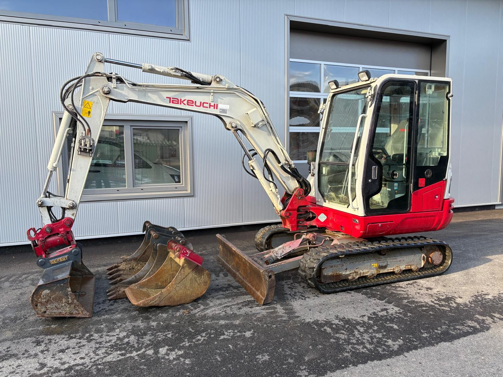 Takeuchi TB 240 Powertilt 2