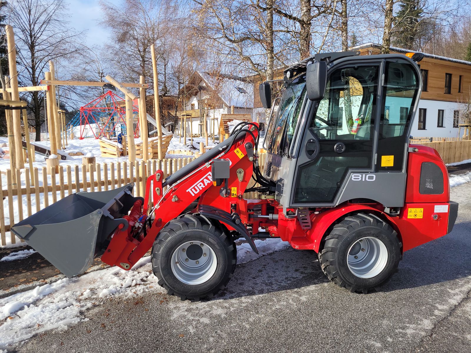 Turan 810 Hoflader mit Kabine 1