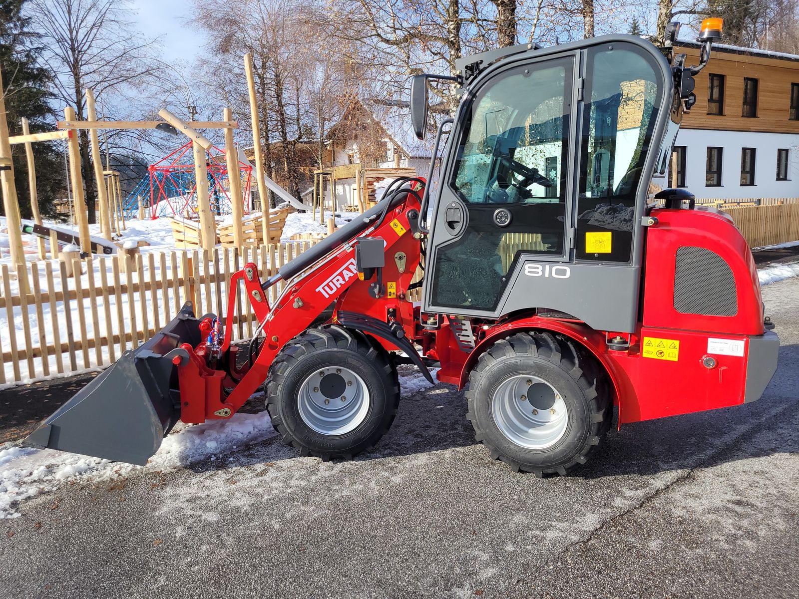 Turan 810 Hoflader mit Kabine 2