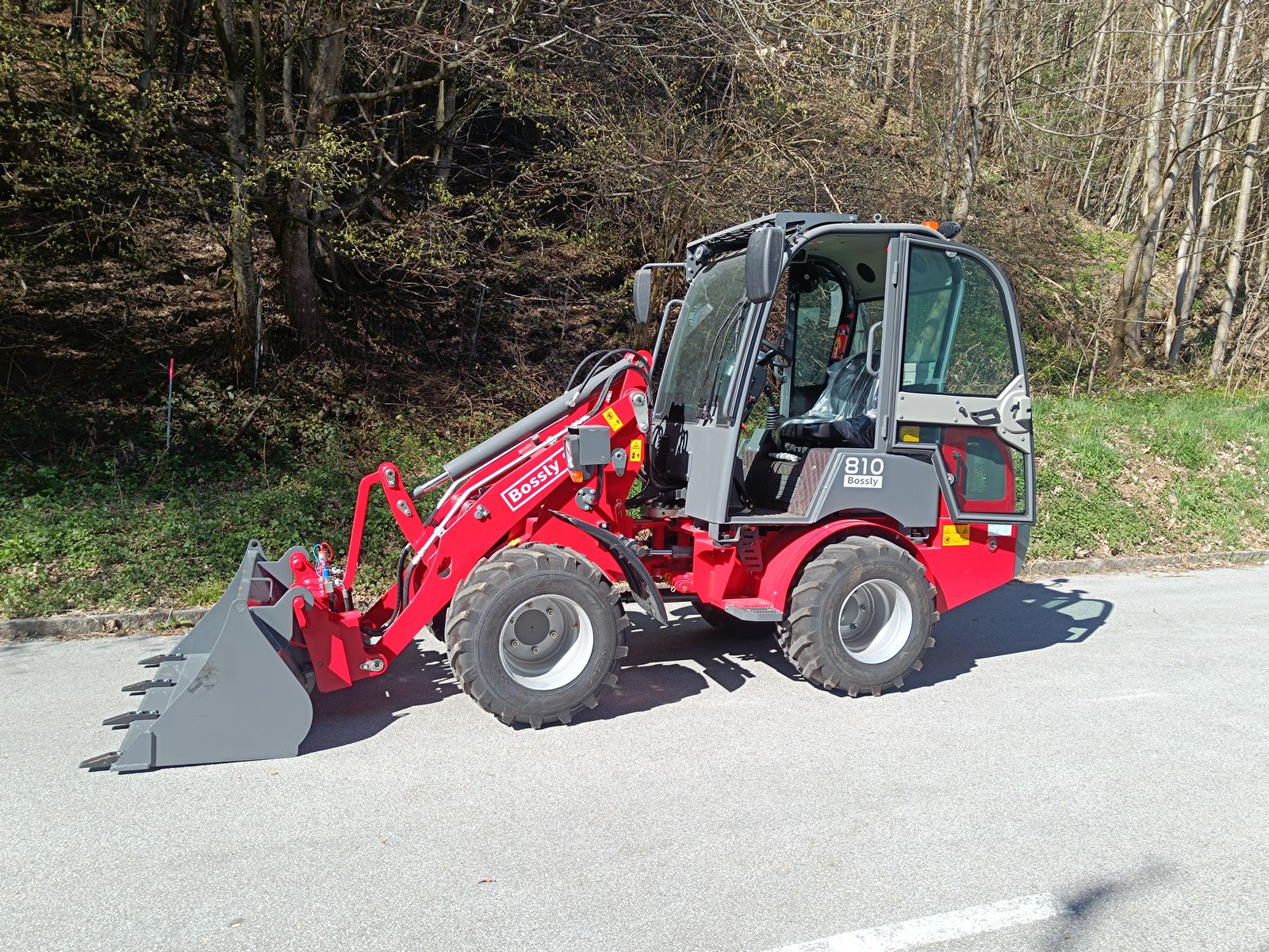 Bossly 810 Hoflader 4x4 mit Kabine + Garantie 1