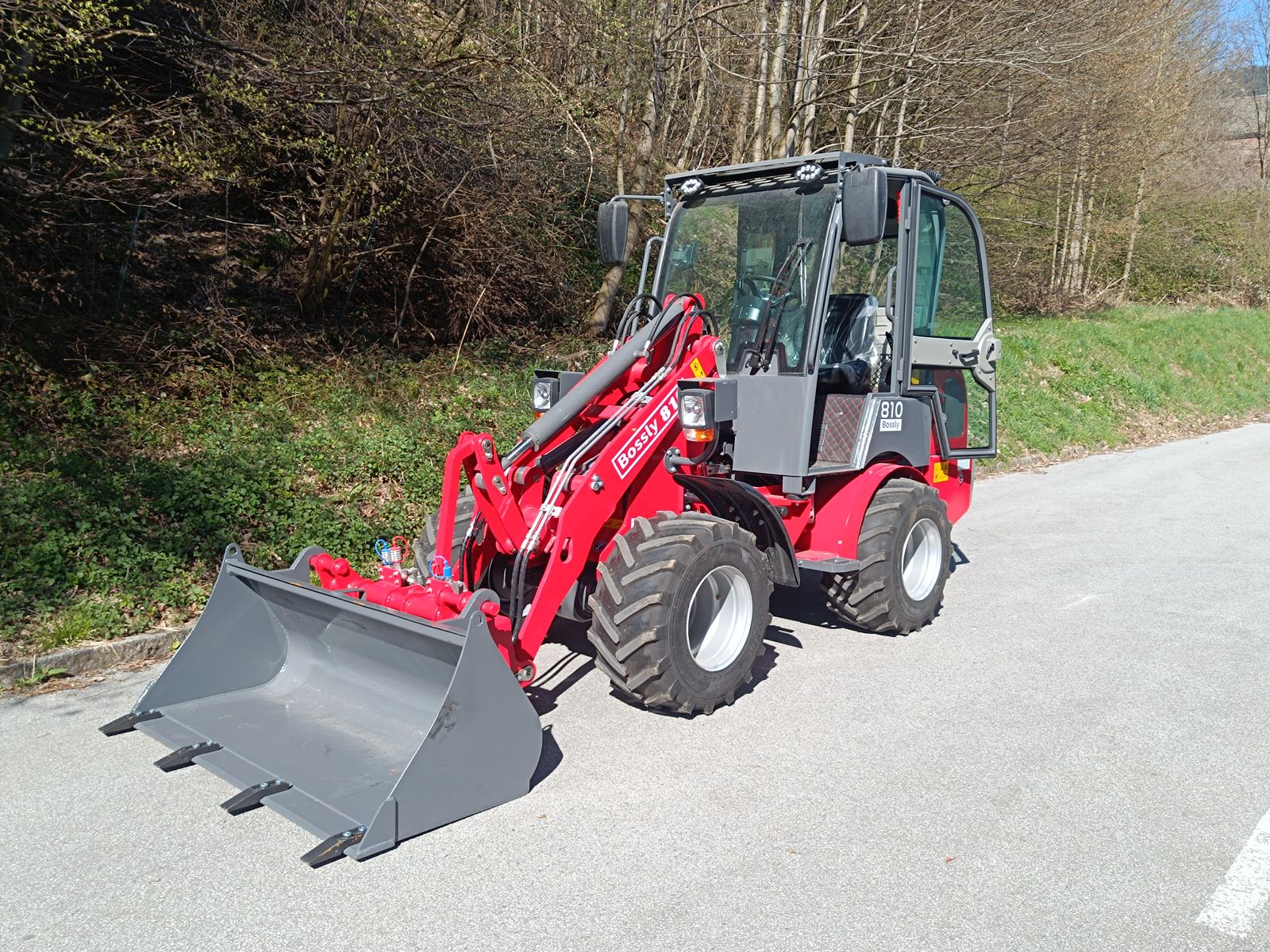 Bossly 810 Hoflader 4x4 mit Kabine + Garantie 2