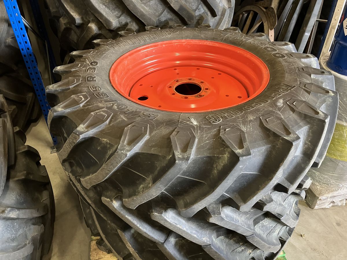 Trelleborg 540 65 R30 mit Felge 1