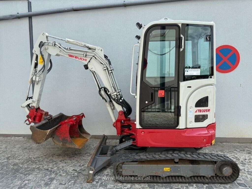 Takeuchi TB 325 R Powertilt 3