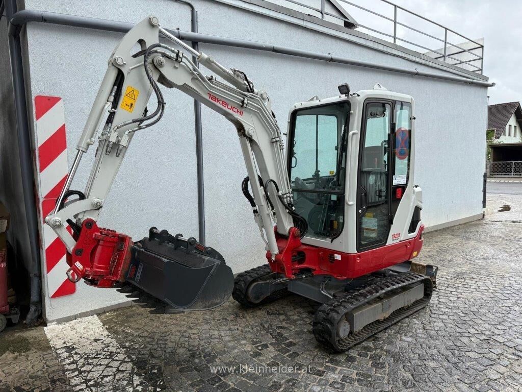 Takeuchi TB 225 Powertilt M03 2
