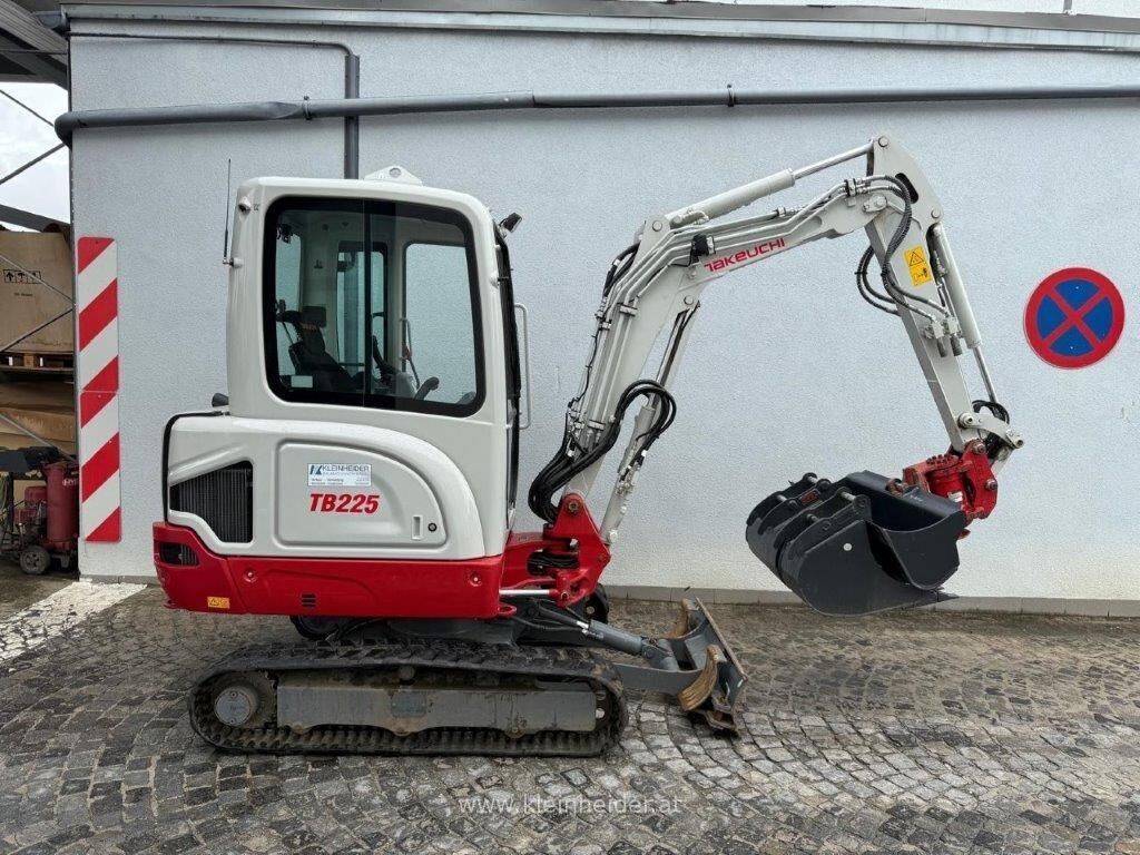 Takeuchi TB 225 Powertilt M03 3