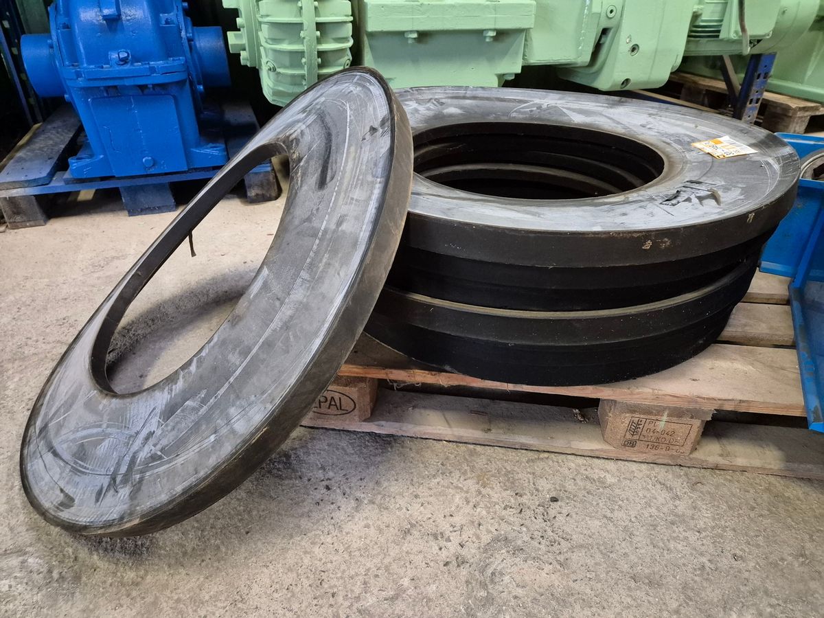 CAT Rubber Tire Ring für Mobilbagger 2