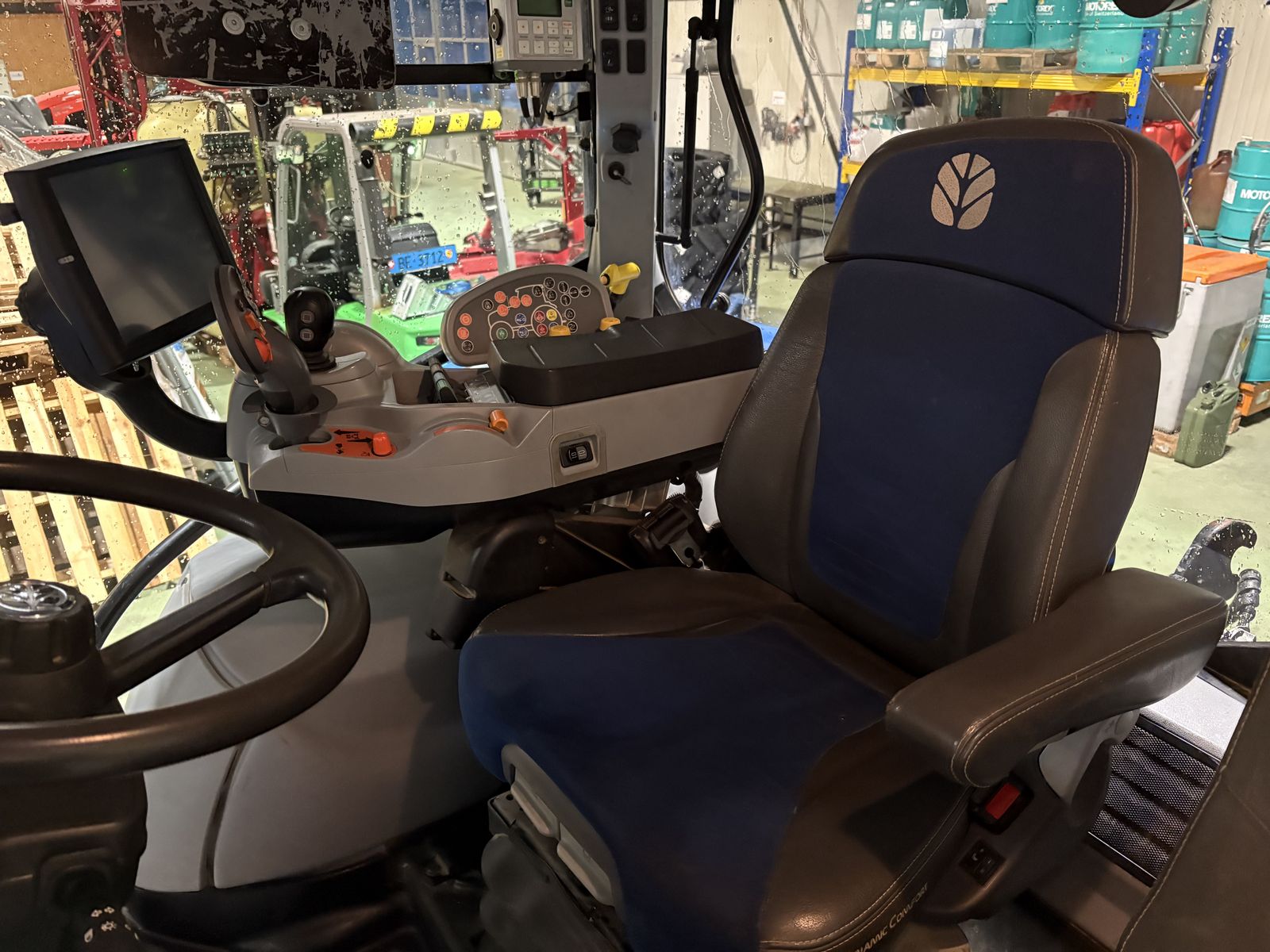 New Holland T6.180 Auto Command SideWinder II (Stage V)  3