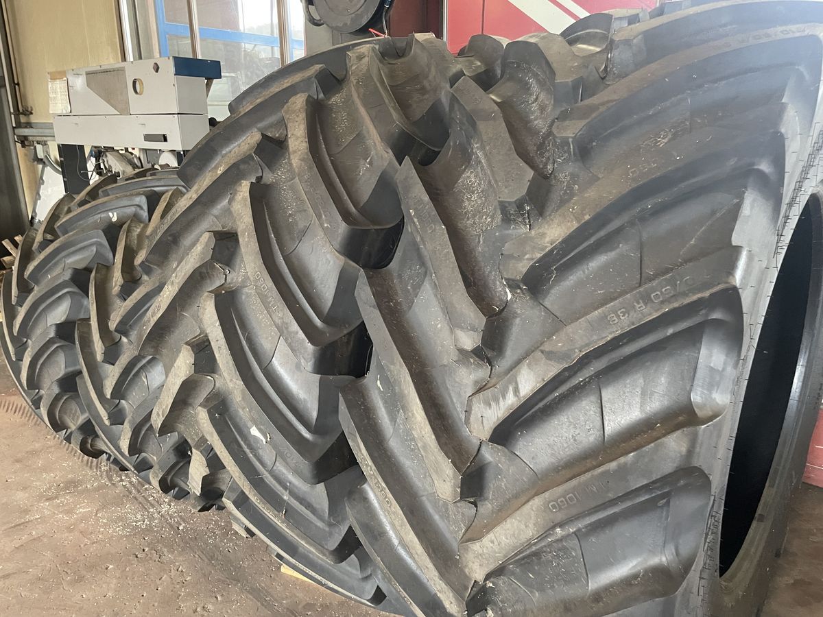 Trelleborg, Reifen Garnitur 600/60R28 und 710/60R38