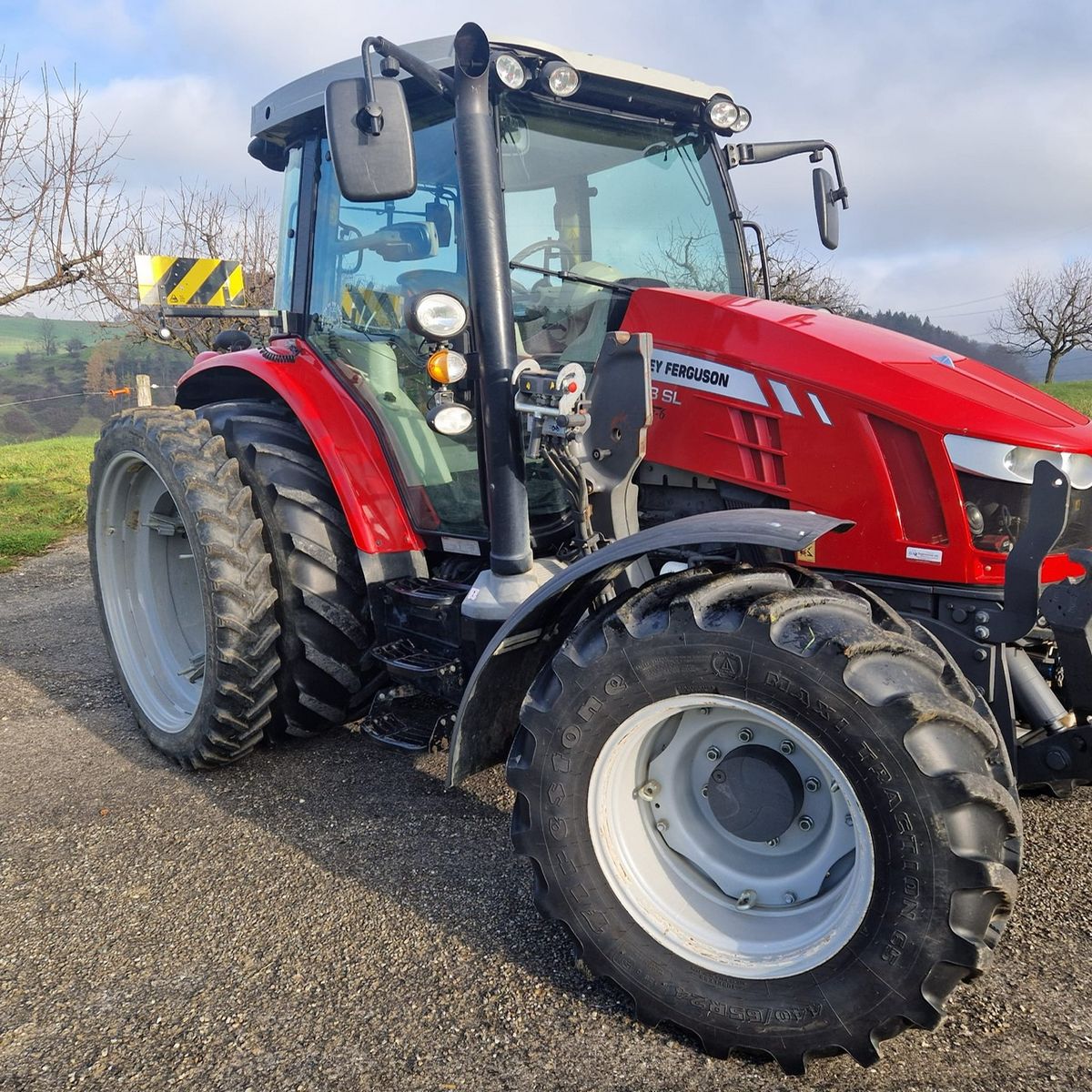Massey Ferguson 5713 SL 2