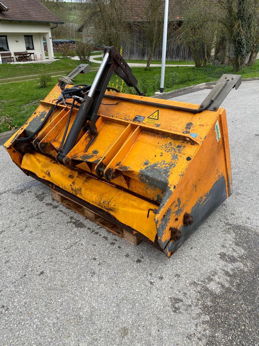 Lesnik Salzstreuer / Splittstreuer 1300L 3