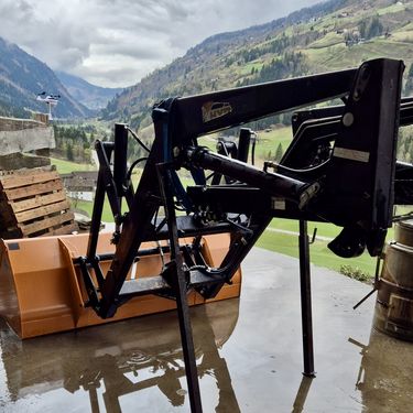 John Deere 1950 CC2 + Frontlader