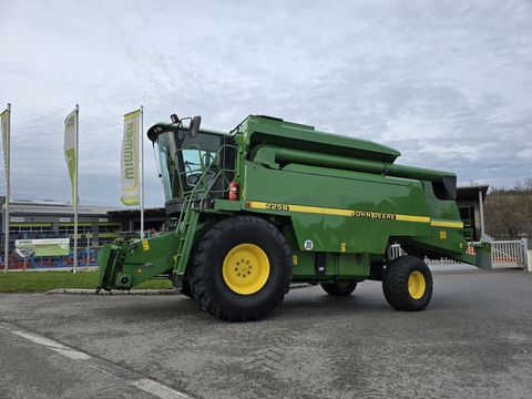 John Deere 2256