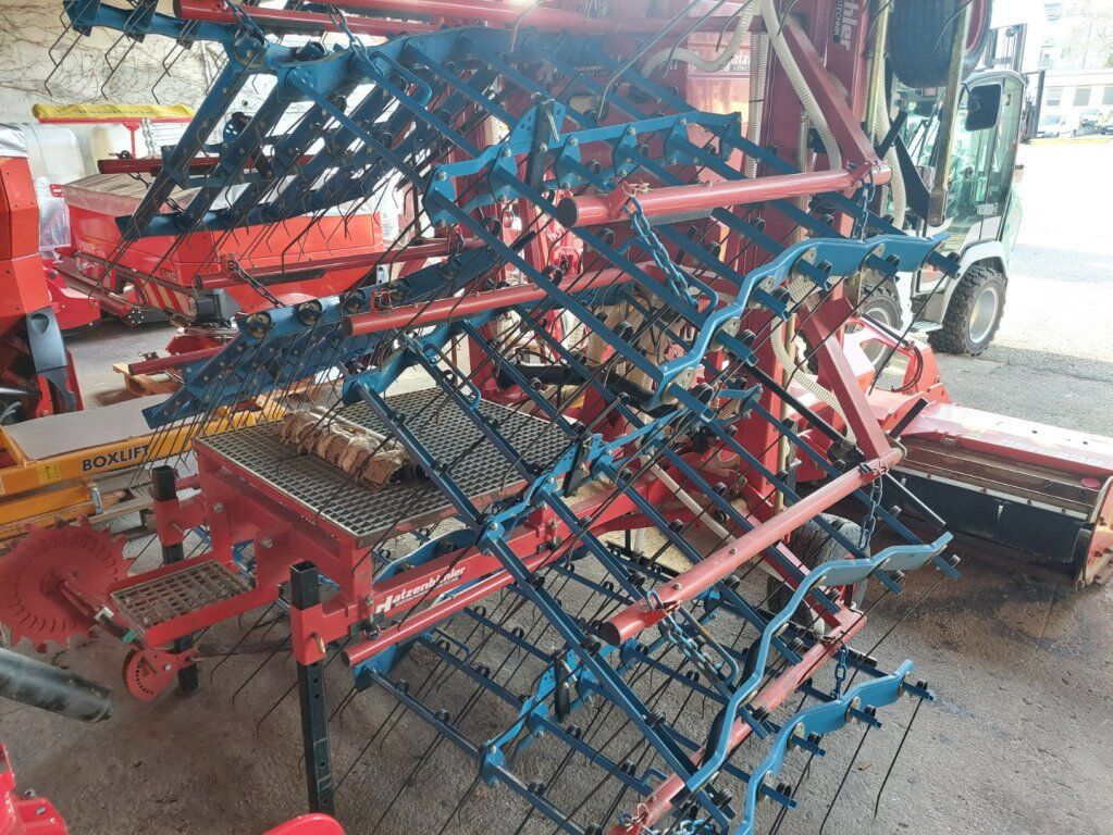 Hatzenbichler STRIEGL 12M MIT HYDR.STREUER AIR 16 3