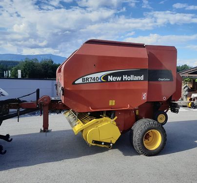 New Holland BR 740