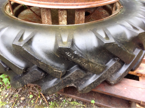 Zwillingsreifen 12.4-28 3