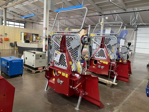 Tajfun EGV85 AHK SG mit Schildbreite 205 cm