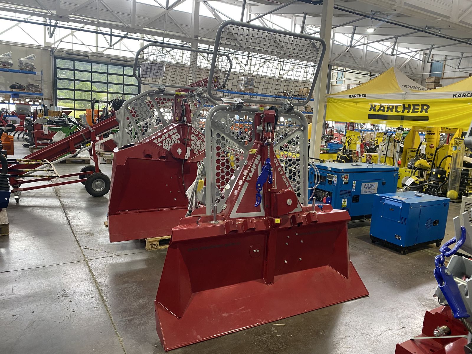 Tajfun  EGV85 AHK SG mit Schildbreite 205 cm 3