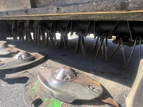 Krone Easy Cut 280 CV mit Stahlzinkenaufbereiter