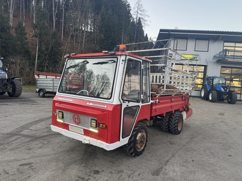 Lindner T 3500 S mit Ladewagenaufbau und Mistreuer