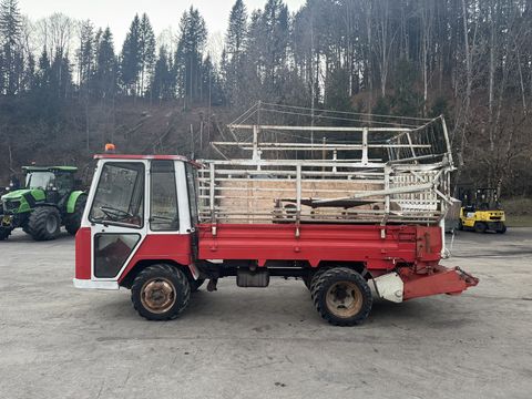 Lindner T 3500 S mit Ladewagenaufbau und Mistreuer