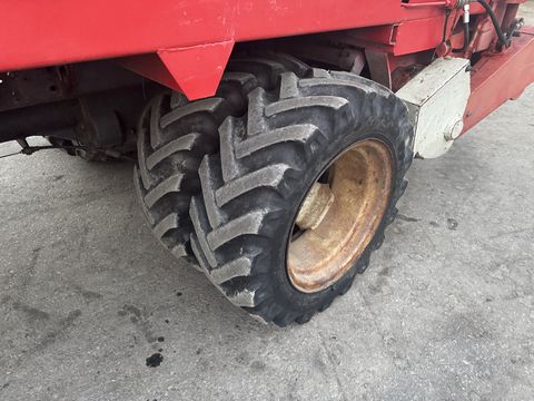 Lindner T 3500 S mit Ladewagenaufbau und Mistreuer