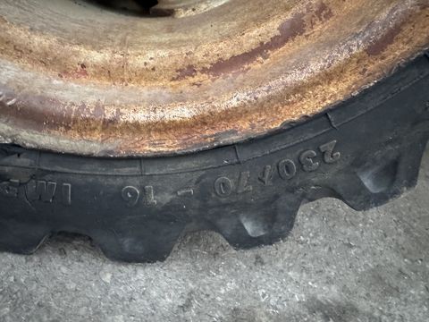 Lindner T 3500 S mit Ladewagenaufbau und Mistreuer