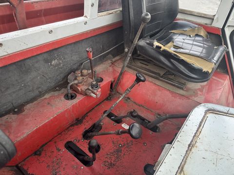 Lindner T 3500 S mit Ladewagenaufbau und Mistreuer