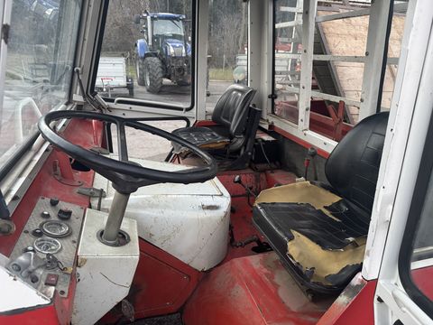 Lindner T 3500 S mit Ladewagenaufbau und Mistreuer