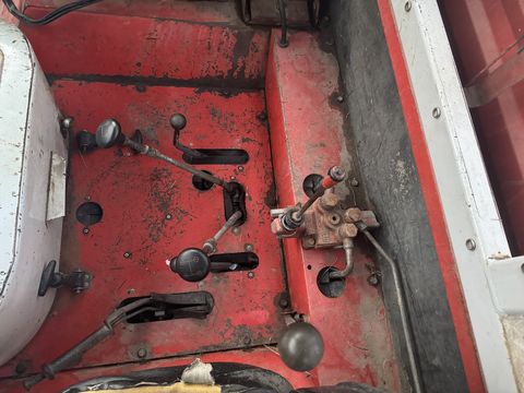 Lindner T 3500 S mit Ladewagenaufbau und Mistreuer