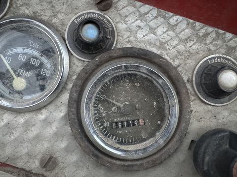 Lindner T 3500 S mit Ladewagenaufbau und Mistreuer