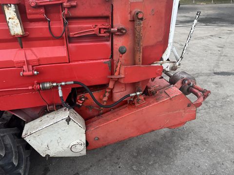 Lindner T 3500 S mit Ladewagenaufbau und Mistreuer