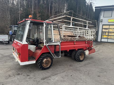 Lindner T 3500 S mit Ladewagenaufbau und Mistreuer