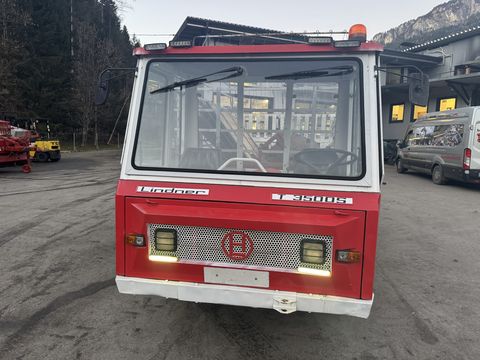 Lindner T 3500 S mit Ladewagenaufbau und Mistreuer
