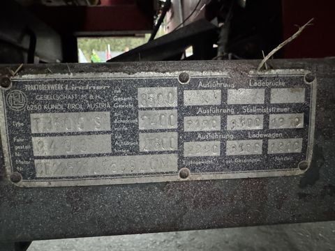 Lindner T 3500 S mit Ladewagenaufbau und Mistreuer