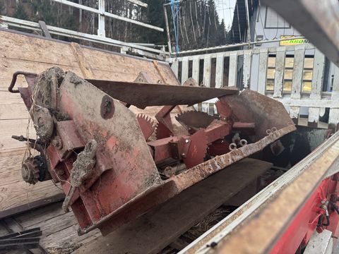 Lindner T 3500 S mit Ladewagenaufbau und Mistreuer