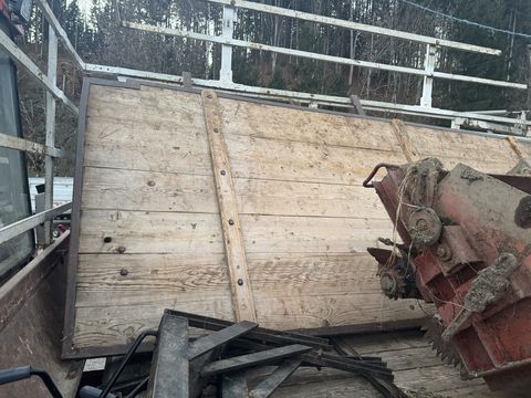 Lindner T 3500 S mit Ladewagenaufbau und Mistreuer