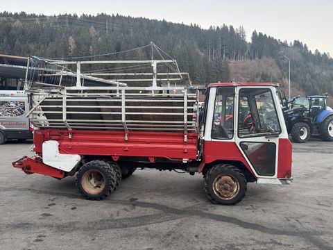 Lindner T 3500 S mit Ladewagenaufbau und Mistreuer