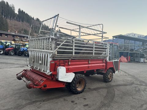 Lindner T 3500 S mit Ladewagenaufbau und Mistreuer