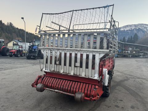 Lindner T 3500 S mit Ladewagenaufbau und Mistreuer