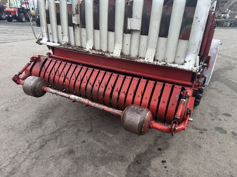 Lindner T 3500 S mit Ladewagenaufbau und Mistreuer