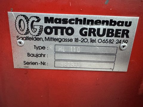 Lindner T 3500 S mit Ladewagenaufbau und Mistreuer